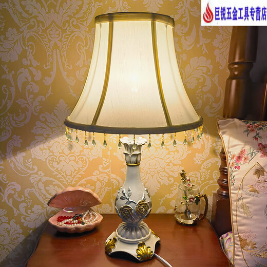 XMSJ Schlafzimmer Schreibtisch Lampe Nacht Lampe Europäischer Stil Pastoral Retro Klassische amerikanische Weiße Wohnzimmerstudie Bester Hochzeitsfeier 9928a Clivia Golden Lampenschild Schalter