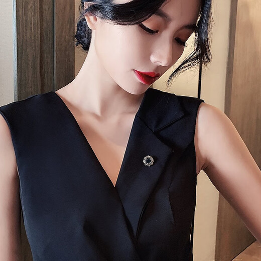 Idel retro imitation blue crystal anti-exposure buckle brooch Japanese fashion fixed clothing accessories neckline decoration birthday gift elegant blue corsage XZ0191