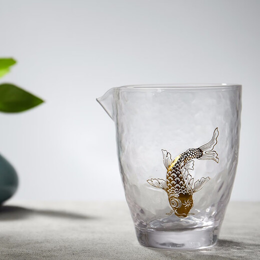 Rongshantang glass fair cup Japanese style hammered gold embossed thickened embossed heat-resistant large tea set Kung Fu tea set accessories green tea cup Gold embossed koi glass fair cup