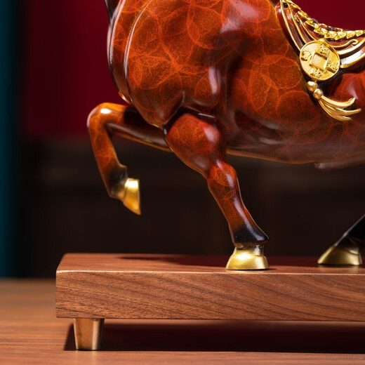 Ming Dynasty Copper Smith Copper Cow Ornaments est magnifique et puissant. Money Cow Office Desktop Home Room. Cadeau personnalisé pour l'ouverture. La grande taille de la vache en or rouge mesure environ 30 * 10 * 22 cm de long.