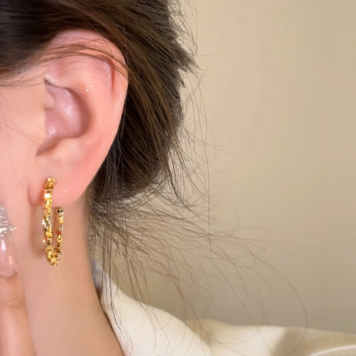 Imitation broken silver hoop earrings for women 2024 new hot style ear buckles light luxury high-end exaggerated earrings square round face earrings silver irregular earrings one pair