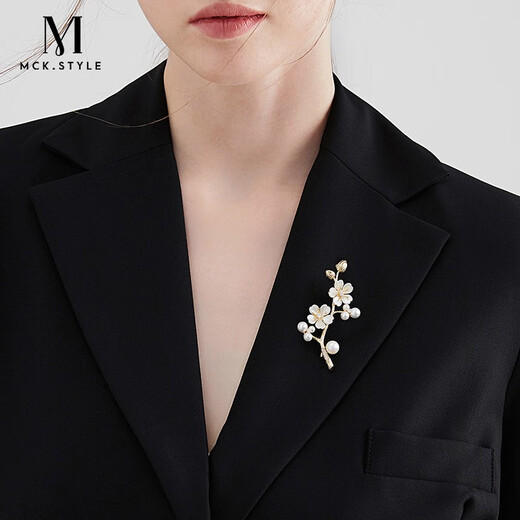 Mck imitation pearl shell flower brooch high-end women's plum blossom brooch suit corsage Chinese Valentine's Day gift