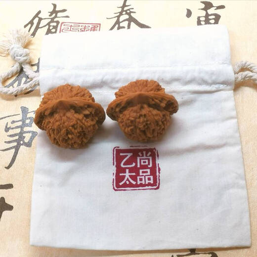Yita Shangpin Old Beijing Wenwan Walnut Lion Head Gift Box Gift Box Play with Hands and Matao Hands and Hands. Father's Day Gift Box Pack (about 36-38MM) a pair