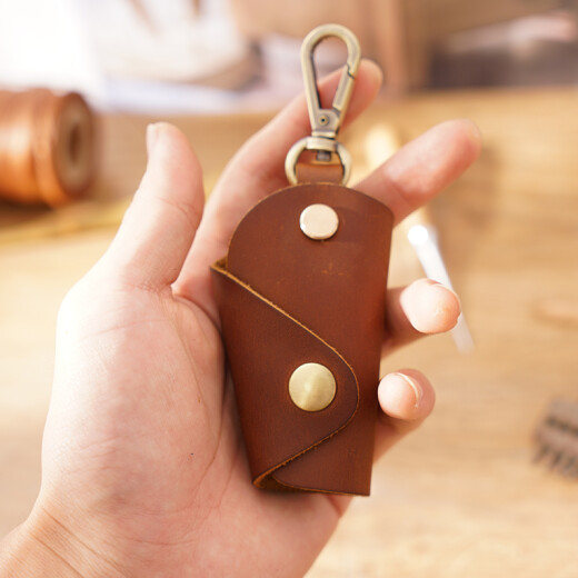 Patriot Cow (Aiguoniu) Bolsa de llave para la cadena clave de los hombres para la cintura para mujeres colgando estilo retro de cuero genuino hecho a mano Bolsa de hogar pequeño llave de hogar loco cuero creativo marrón/marrón