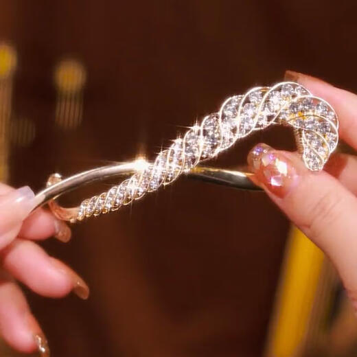 He Niang's high-end hairpin for women, the back of the head grabber buckle, hair twisting artifact, temperament eight-character hairpin headgear, one-word clip, twist clip, light gold