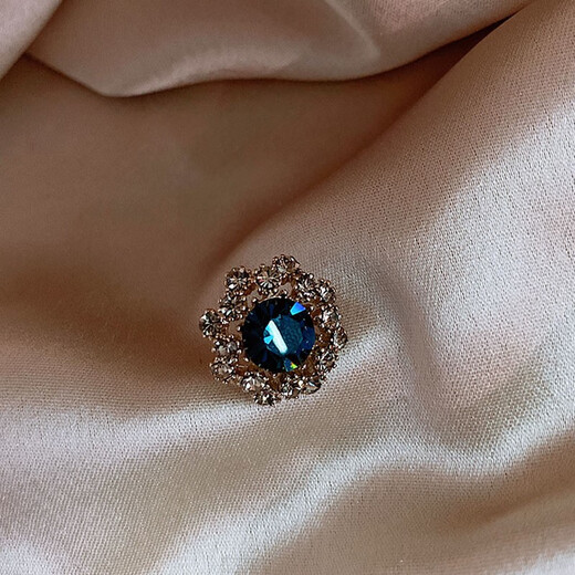 Idel retro imitation blue crystal anti-exposure buckle brooch Japanese fashion fixed clothing accessories neckline decoration birthday gift elegant blue corsage XZ0191