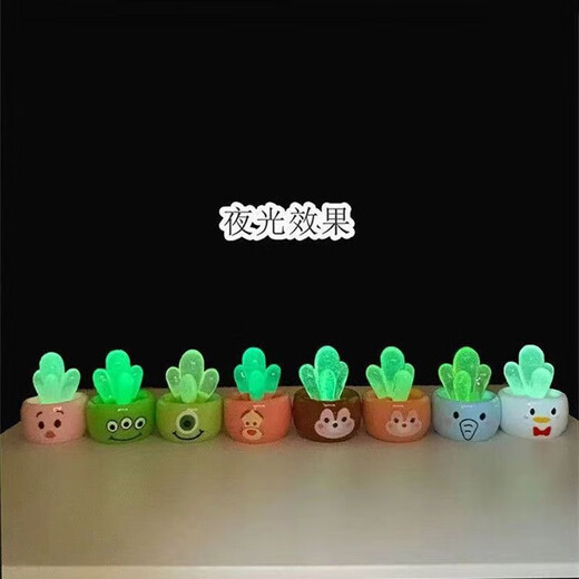 Ornements de cactus lumineux dans la décoration de console de centre de voiture