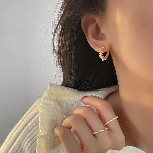 Xiangwan high-end earrings for women, hoop earrings for women, imitation pearl temperament, gentle earrings, niche earrings, new earrings, hoop earrings