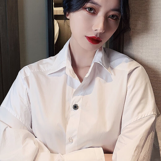 Idel retro imitation blue crystal anti-exposure buckle brooch Japanese fashion fixed clothing accessories neckline decoration birthday gift elegant blue corsage XZ0191