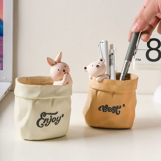 Ich denke an meine Träume. Netter Stifthalter. Bürodesktop. Kleine Ornamente. Arbeitsplatz. Speicherung guter Dinge. Student Gurt. Cool. Schönes Kätzchen, das aus dem Kopf streckt.
