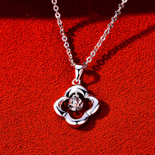 Yuan Shengfu's new PT950 exquisite four-leaf clover platinum pendant, fashionable hollow, smart and versatile platinum pendant, 2.71 grams