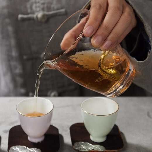 Rongshantang glass fair cup Japanese style hammered gold embossed thickened embossed heat-resistant large tea set Kung Fu tea set accessories green tea cup Gold embossed koi glass fair cup