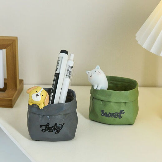 Ich denke an meine Träume. Netter Stifthalter. Bürodesktop. Kleine Ornamente. Arbeitsplatz. Speicherung guter Dinge. Student Gurt. Cool. Schönes Kätzchen, das aus dem Kopf streckt.