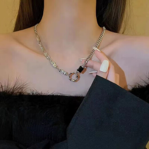 Niedlich Keduo Hip-Hop hübsch schwarze Steinring Männer und Frauen Nische High-End-Design Sinn Sinn für Männer Halskette Persönlichkeit Trendy Herrenanhänger Accessoires Persönlichkeit Unregelmäßige Halskette