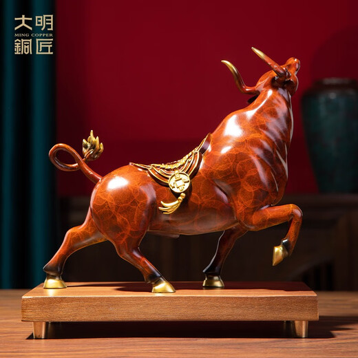 Ming Dynasty Copper Smith Copper Cow Ornaments est magnifique et puissant. Money Cow Office Desktop Home Room. Cadeau personnalisé pour l'ouverture. La grande taille de la vache en or rouge mesure environ 30 * 10 * 22 cm de long.