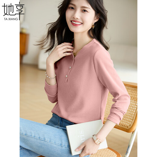 She enjoys the long-sleeved T-shirt women's V-neck temperament, whitening and slimming inner layering shirt, foreign style versatile top T13KT2558