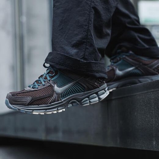耐克（NIKE）Zoom Vomero 5 白绿男女低帮减震复古跑步鞋FZ3963-010 FD9920-022【褐色】 41