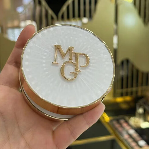 Mgpin Mao Geping Xingyao Lock Make -up Luftkissen Liquid Foundation Muttertags Geschenk für den Muttertag. Praktisches Geschenk für die Ältesten der Mutter der Mutter. Lock -Make -up -Luftkissen flüssige Foundation 701# 14g