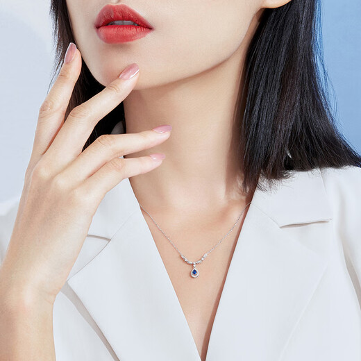 Lukfook Jewelry 18K gold O-shaped magnificent sapphire and diamond necklace gift G22DSKN0012W total weight 2.36 grams