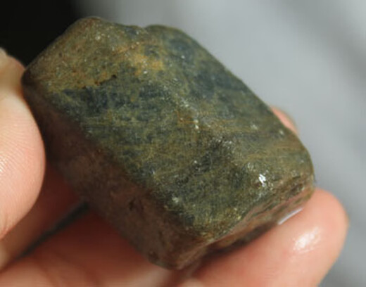
DRJEFUN Natural Sapphire Raw Stone Wool Material Red Corundum Ore Carving Material Hand-Handed Parts Ore Mark No. 2162 Real Item One