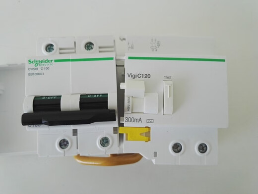 Schneider Electric A9 C120H 4P avec disjoncteur de protection contre les fuites 3P4P80A125A avec protection contre les fuites 80A 2P