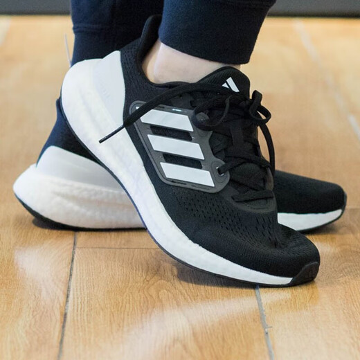 Adidas Herrenschuhe Frühling und Herbst Neue PureBoost23 Laufschuhe schockabsorbierende Masche atmungsaktive Sportschuhe IF4839 Schwarz und Weiß 40,5 (250 mm)