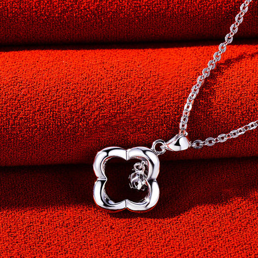 Yuan Shengfu's new PT950 exquisite four-leaf clover platinum pendant, fashionable hollow, smart and versatile platinum pendant, 2.71 grams