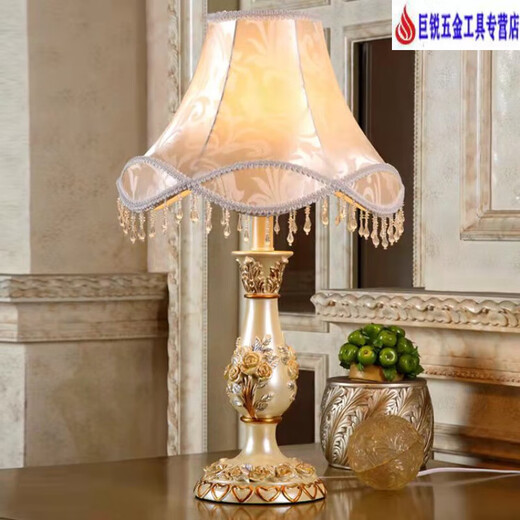 XMSJ Schlafzimmer Schreibtisch Lampe Nacht Lampe Europäischer Stil Pastoral Retro Klassische amerikanische Weiße Wohnzimmerstudie Bester Hochzeitsfeier 9928a Clivia Golden Lampenschild Schalter