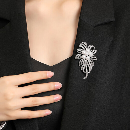 Jingli Jingda Brooch High-end Women's Light Luxury Exquisite Niche Corsage Set Gift Box Birthday Gift for Women Exquisite, High-level and Practical Swan Sweater Chain + Brooch Three-piece Set Gift Box