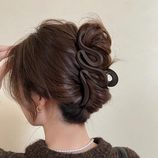 Begegnung mit Maillard Matte Grab Clip Großer High -End -Haarclip für Frauen 2024 neuer Hinterkopfhai -Haarclipzubehör Schlangenförmige Grab -Clip - Khaki - 1
