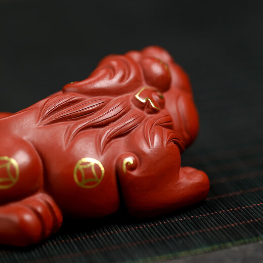 Yuyige gift-giving product Yixing purple clay tea pet ornaments can be raised with handmade original ore Dahongpao gold-painted pair of small Pixiu gold-painted Pixiu