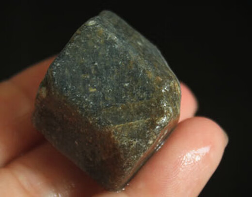 
DRJEFUN Natural Sapphire Raw Stone Wool Material Red Corundum Ore Carving Material Hand-Handed Parts Ore Mark No. 2162 Real Item One