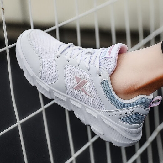 XTEP (XTEP) Zapatos de mujer zapatos de papá zapatos blancos para mujeres Mesh street scoule retro ondulal style style rosa zapatilla casual de carrera Bailan 7001 35