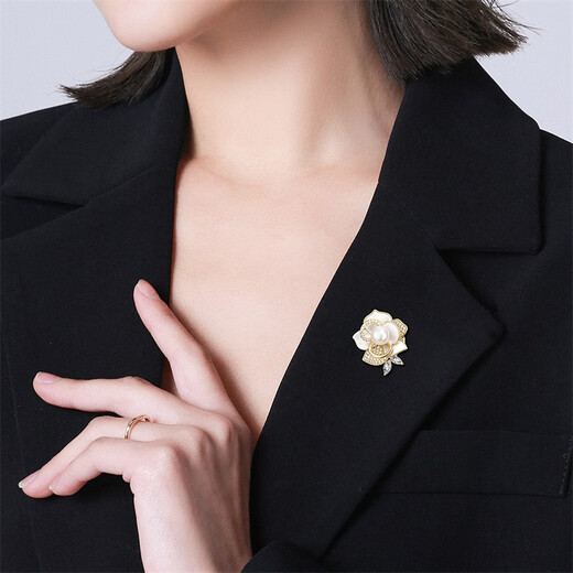 Qlady camellia brooch high-end women's pearl corsage anti-exposure pin scarf buckle birthday gift for mom's birthday