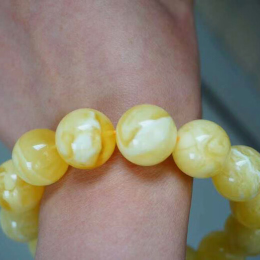 Collectible high-quality amber beeswax, white flower wax, hand-strung Buddhist beads, natural Russian material, chicken fat, yellow demon flower, honey pattern, beautiful, luxurious and high-end. Directly supplied from the manufacturer. Bead diameter 16+mm. Weight about 37 grams.