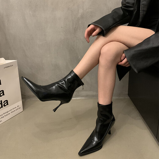 Botas cortas de punta alta de tacón alta de nueve pulgadas 2025 primavera y otoño Nuevo tacón europeo y americano botas desnudas empalmadas botas delgadas botas cortas retro para mujeres negras 7cm 36 36
