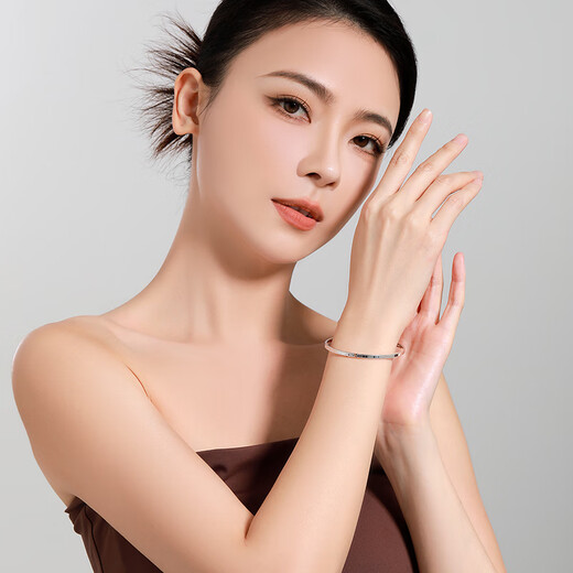 Mengjinyuan platinum crushed ice bracelet with glossy double-sided design and fixed mouth as a gift for your girlfriend. Ring mouth 58 weighs about 7.95g.