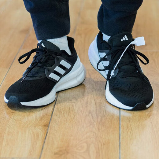 Adidas Herrenschuhe Frühling und Herbst Neue PureBoost23 Laufschuhe schockabsorbierende Masche atmungsaktive Sportschuhe IF4839 Schwarz und Weiß 40,5 (250 mm)