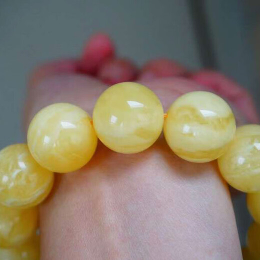 Collectible high-quality amber beeswax, white flower wax, hand-strung Buddhist beads, natural Russian material, chicken fat, yellow demon flower, honey pattern, beautiful, luxurious and high-end. Directly supplied from the manufacturer. Bead diameter 16+mm. Weight about 37 grams.