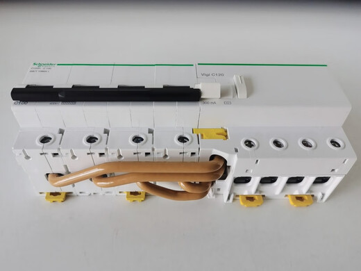 Schneider Electric A9 C120H 4P avec disjoncteur de protection contre les fuites 3P4P80A125A avec protection contre les fuites 80A 2P