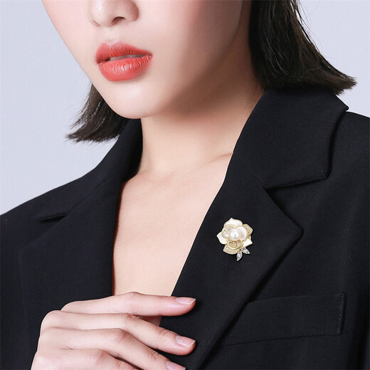 Qlady camellia brooch high-end women's pearl corsage anti-exposure pin scarf buckle birthday gift for mom's birthday
