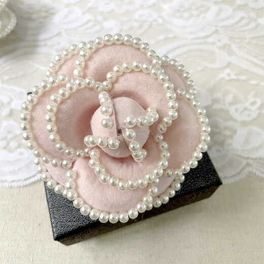 Lu Niang French retro dual-purpose niche imitation pearl camellia corsage fabric brooch coffee 7CM