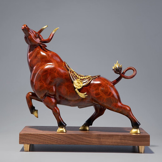 Ming Dynasty Copper Smith Copper Cow Ornaments est magnifique et puissant. Money Cow Office Desktop Home Room. Cadeau personnalisé pour l'ouverture. La grande taille de la vache en or rouge mesure environ 30 * 10 * 22 cm de long.