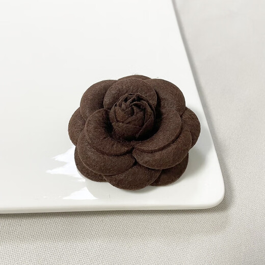 Lu Niang French retro dual-purpose niche imitation pearl camellia corsage fabric brooch coffee 7CM