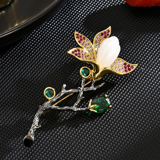 Ancient Hetian jade magnolia brooch, high-end ladies corsage design, niche brand luxury suit pins and accessories, hotan jade magnolia brooch