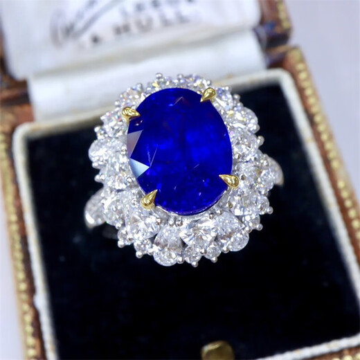 Yuxi 6.15 carat natural sapphire ring, oval ring, 18k gold set with diamonds