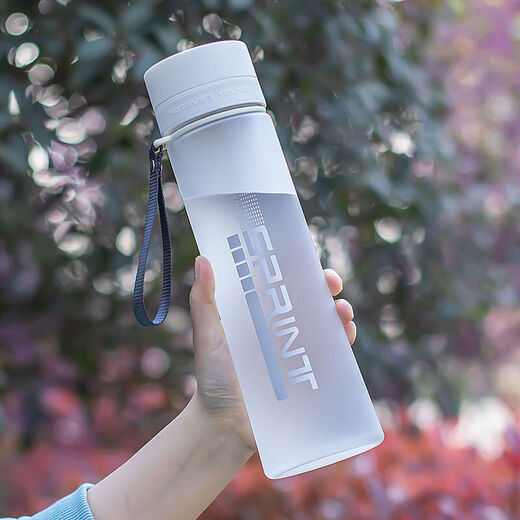 Casino Copa de agua de gran capacidad para hombres y mujeres de verano Estudiantes Portas deportivas portátiles para copa de plástico a prueba de otoño y alta temperatura de alta temperatura 695 ml de blanco mate
