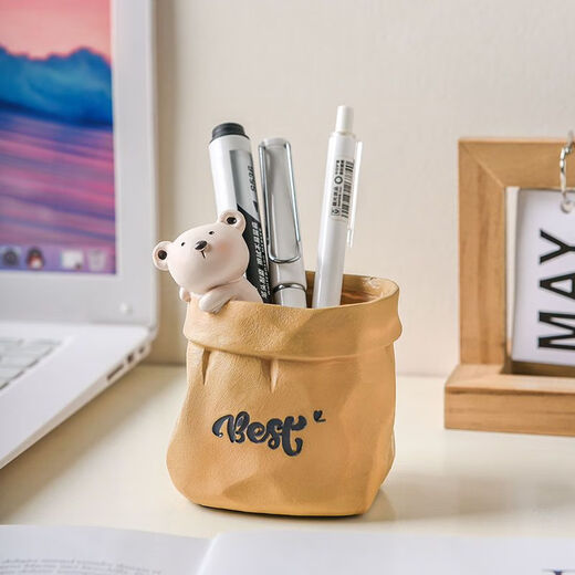 Ich denke an meine Träume. Netter Stifthalter. Bürodesktop. Kleine Ornamente. Arbeitsplatz. Speicherung guter Dinge. Student Gurt. Cool. Schönes Kätzchen, das aus dem Kopf streckt.