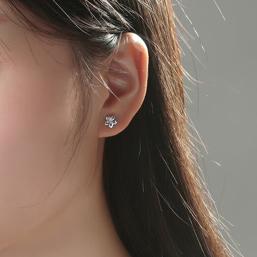 Safir platinum earrings PT950 flower shadow earrings, romantic flowers, exquisite, simple, classic and versatile, one pair, about 0.9 grams