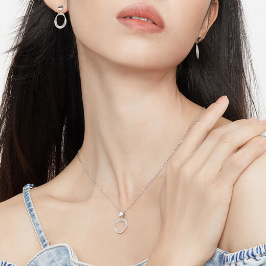 Lukfook Jewelry Platinum 950 Möbius Ring Platinum Pendant Pendant without Necklace Price L19TBPP0002 1.42g (including labor cost 159 yuan)